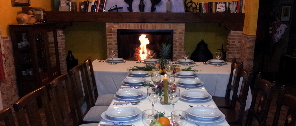 Mesa familiar junto a la chimenea